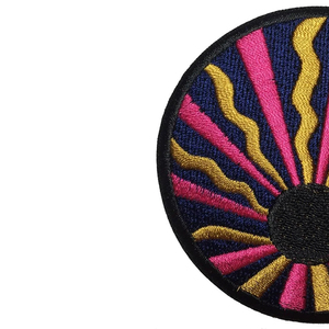 Nueva llegada diseños personalizados insignias bordadas a mano insignias de bordado hechas en fábrica para ropa bolsos y sombreros para la venta al por mayor - Product Image 3