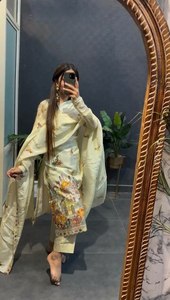 ชุดสلوارปากีสถานแบบอินเดียสุดหรู ผ้าไหมเนื้อหนาพิมพ์ลายนกยูงสวยงามที่ด้านหน้า คอเสื้อหรูหรา หลากสี - Product Image 3