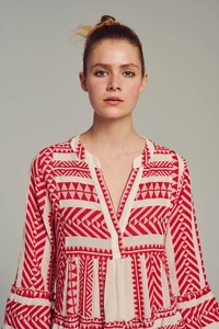 Nouvelle arrivée de femmes portant une belle robe texturée de couleur tissée en V pour les événements en plein air et les sorties décontractées pour la robe d'été - Product Image 4