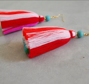 Boucles d'oreilles à pompons multicolores de qualité supérieure avec perles turquoise - Product Image 2