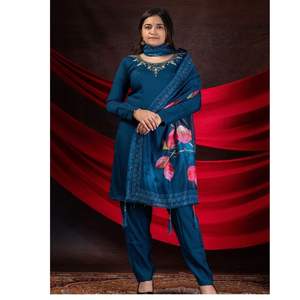 Ensemble Kurti brodé de créateur dans un ton vibrant avec détails du cou à la main Floral Dupatta et pantalon confortable - Product Image 3