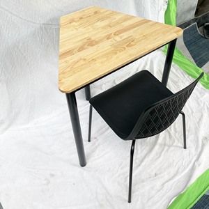 Table trapézoïdale de style Lego CB68169 et chaises en plastique avec pieds en fer - Product Image 6