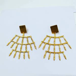 Boucles d'oreilles pendantes en laiton plaqué or pour femmes classiques motif de coeur en forme de filet avec perles pour les occasions formelles de fête - Product Image 1