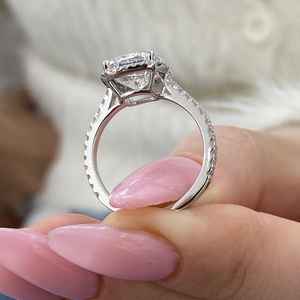 Anillo de compromiso con corte de cojín de 3,50 quilates cultivado en laboratorio de oro blanco sólido de 14 quilates con Halo Pave Set de moda para fiestas - Product Image 3