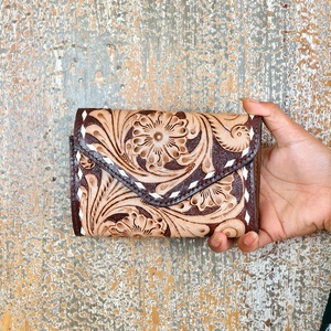 Cartera de Cuero Genuino de Primera Calidad a Bajo Precio, Estilo Vaquero Occidental, Cartera de Mujer con Diseño Floral Grabado a Mano - Product Image 1