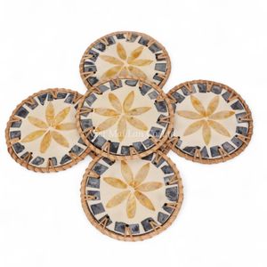 Sous-verre en rotin de style naturel avec motif en nacre pour table à café ou à thé, utilisation et touche décorative intérieure - Product Image 1
