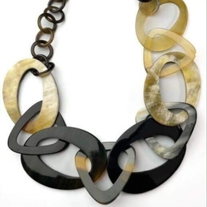Pendentif et collier en corne de vache à la mode Taille personnalisée pour les filles Collier en corne Pendentif en corne fait à la main au meilleur prix par HF CRAFTS - Product Image 1