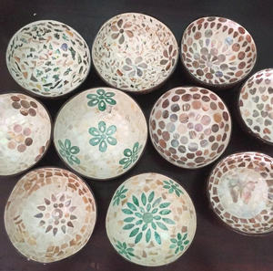 Tazón de coco de bambú hecho a mano de primera calidad, elaborado con cáscara de coco y laca de nácar, proveedor de Vietnam - Product Image 1