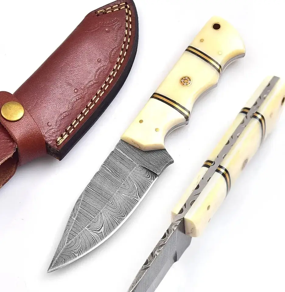 Couteau de chasse en damas fait main Couteau de camping à lame fixe avec gaine Couteaux de camping faits à la main pour hommes