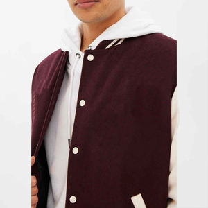 Chaqueta Estilo Universitaria para Hombre en Color Granate Oscuro y Crema con Ribete a Rayas, Cierre de Botones a Presión, Abrigo Urbano Premium de Moda - Product Image 2
