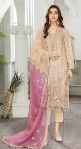 Nueva Colección de Trajes Pakistaníes de Diseñador con Bordado Pesado en Organza y Pantalones Stanton y Dupatta - Product Image 4