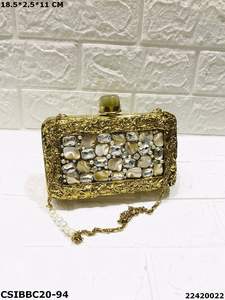 คลัทช์ตอนเย็นของนักออกแบบประดับด้วยหินคริสตัล ทองเหลืองแม่มุก การผสมผสานที่ไร้ที่ติของความช่างศิลปะและความซับซ้อน - Product Image 5