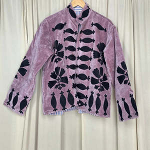 Chaqueta Boho Chic Retro de Terciopelo Suzani, Bordada a Mano con Diseño Floral en Color Uva Empolvada, Chaqueta Abierta de Invierno en Talla Única, Túnica de Otoño - Product Image 5