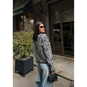 missJANELL Cárdigan de punto con estampado de leopardo para mujer en gris para todas las estaciones - Prenda exterior cómoda de ajuste estándar - Product Image 2