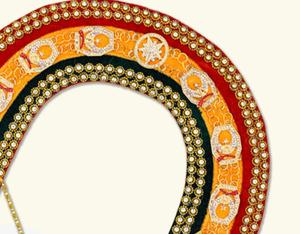 เครื่องราชกกุธภัณฑ์ทรงปิรามิดปลอกคอโซ่หลายสีทำจากโลหะชุบทอง - Product Image 4