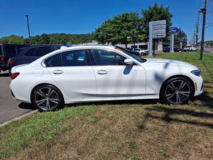 2022 B-M-W 3 S-e-r-i-e-s 330i x-Drive AWD avec un faible kilométrage et un prix abordable en stock prêt pour l'expédition - Product Image 3