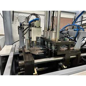 Máquina de soplado de mascotas de 3 cavidades Aim Technologies Capacidad de 2000 BPH para línea de procesamiento de bebidas - Product Image 1