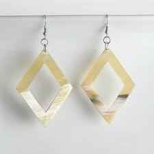 Boucles d'oreilles en corne de buffle d'inspiration tribale pour les femmes bohèmes qui adorent les bijoux légers et originaux fabriqués à partir de matériaux naturels. Artisanat naturel. - Product Image 2