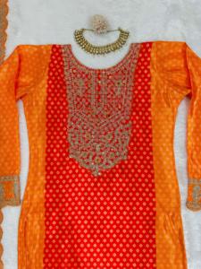 Ensemble de costume de créateur de couleur signature distinctive en soie de chinon immaculée avec doublure intérieure impeccable et séquence élaborée - Product Image 4