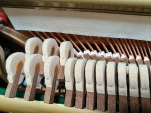 Piano Vertical Kawai KL32BF Rojo Vino de Alta Calidad, Piano Japonés Usado al por Mayor, Tamaño Compacto con Sonido Rico, Original de Japón - Product Image 6