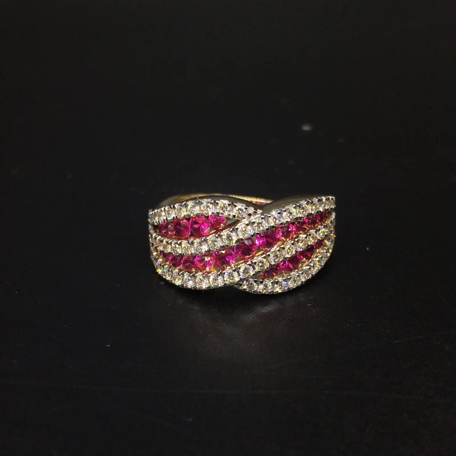 Een Prachtige Gouden En Diamanten Ring Met Een Golfontwerp, Verfraaid Met Roze En Witte Diamanten Die Een Stijl En Passie Uitdrukt