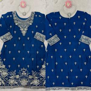 Buscando este hermoso traje de diseñador del mismo color en tela Heavy Chinon con interior y trabajo de hilo y secuencia y Sharara - Product Image 6