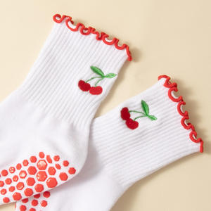 Chaussettes Pilates tricotées respirantes pour femmes Logo brodé personnalisé à volants Heart Grip Design Alo Chaussettes en gros - Product Image 3