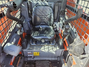 Minicargadora Kubota SSV65 2015: cargadora compacta fiable con diseño de elevación vertical - Product Image 6