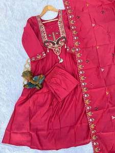Ensemble de 3 pièces de dernière génération, Kurti Anarkali en soie romaine évasé avec pantalon droit et dupatta brodé - Product Image 3