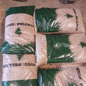 Pellets de Madera Premium, Pellets de Madera de Calidad en Venta, 6mm/8mm de Diámetro, Forma de Grumos, Briquetas, Bolsas de 15KG, Leña para Sistemas de Calefacción - Product Image 1