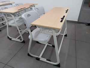 Ensemble de bureau et de chaise d'étudiant moderne ergonomique avec cadre en métal durable et dessus en bois pour les fournitures de jardin des écoles et des collèges - Product Image 2