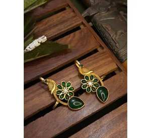 เครื่องประดับชุบทองคุณภาพระดับพรีเมี่ยมสำหรับผู้หญิงต่างหูระย้าดีไซน์นกยูงที่สง่างามสีเขียวหรูหราสวยงามในราคา - Product Image 1