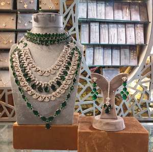 สร้อยคอยาวแบบคุนดันประดับตกแต่งอย่างงดงาม พร้อมลูกปัดออนิกซ์สีเขียวมิ้นท์ และลวดลายวงกลมสีทองที่ประณีต - Product Image 6