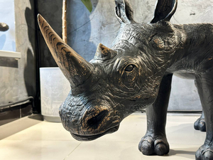 Mesa de Centro Rhino Negra Hecha a Mano en Madera Sólida, Mesa de Café Escultural de Lujo para Interiores Premium - Product Image 2