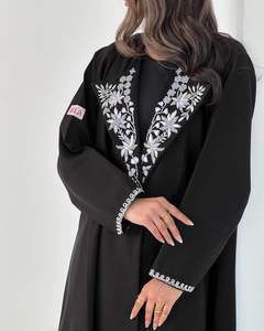 Vente en gros Abaya en satin de luxe personnalisée pour femmes Vêtements islamiques de haute qualité à manches volantées Taille libre conçue pour la petite soie - Product Image 2