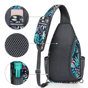 Sac bandoulière tendance pour homme avec une forme élégante et une longue bandoulière réglable - Product Image 5