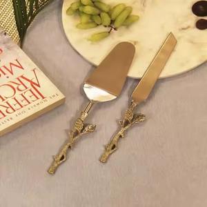 Ensemble de serveurs à gâteau vintage en forme de rose, doré, gravé, pour les mariages, les anniversaires et les événements - Product Image 4