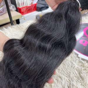 Ensemble complet d'extensions de cheveux humains de style vague naturelle dans la trame de bande de cheveux cambodgiens pour les femmes noires - Product Image 3