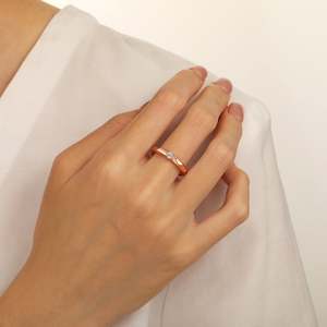 Jeulia Emerald Cut Moissanite Twisted <b>Ribbon</b> <b>Wedding</b> Band in Platinum - Product Image 4