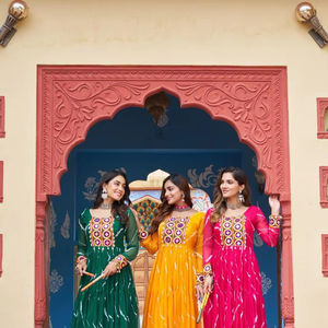 Nouveau designer indien femmes portent Faux Georgette Laheriya impression travail avec Kutchi Patch travail entièrement cousu robes pour vêtements de mariage - Product Image 1