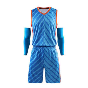 Venta al por mayor de uniformes de baloncesto de verano de los hombres personalizados Nuevo diseño de poliéster sublimado ropa deportiva hecha por Hanger Impex - Product Image 3