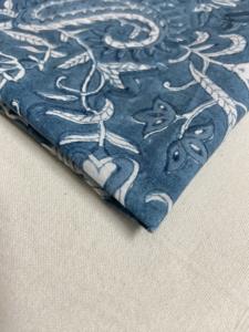 Tela de Algodón Estampada a Mano en Azul Índigo con Diseño Floral Paisley - Product Image 3