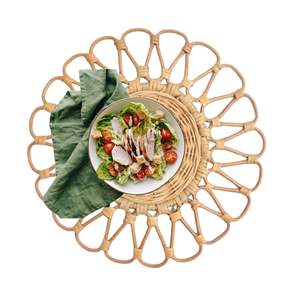 Experiencia Gastronómica Elegante, Salvamanteles Redondos de Ratán Marrón Hechos a Mano, Diseño Floral de Calidad, Tapetes Artesanales - Product Image 1