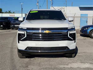 Chevrolet Suburban RST 2025: Robusto y Espacioso, Diseñado para Liderar - Product Image 2