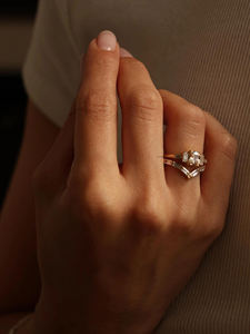 Anillo de boda de moissanita con corte de Baguette de 0,36 quilates en oro amarillo de 18K, diseño curvo, anillo apilable de media eternidad, joyería de aniversario - Product Image 5