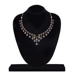 Collar de Diamantes de 18 Quilates con Certificación IGI, Diseño Solitario Elegante en Oro Blanco, Amarillo y Rosa para una Belleza Atemporal - Product Image 1