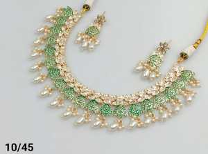 Collier ras du cou indien fantaisie traditionnel Kudan goutte et Motipearl ton or Meenakari Kundan perle avec ensemble de boucles d'oreilles assorties femmes - Product Image 2