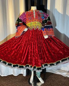Robe de fête et de mariage afghan en velours afghan fait à la main traditionnel brodé pour femmes robe de taille personnalisée pour femmes à vendre 105 - Product Image 2