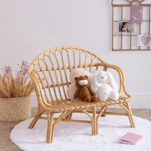 Des bancs en rotin naturel décorent des armoires de rangement pour enfants et des paniers en naturel, créant ainsi un espace chaleureux et sûr. - Product Image 2