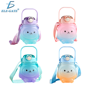 Borraccia Sportiva da 600ml con Design Orsetto Kawaii e Tracolla - Product Image 3